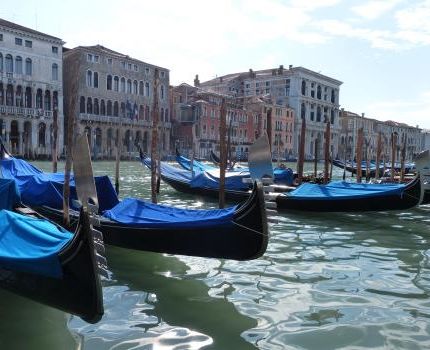 Gondeln in Venedig (© Daniel Stricker / pixelio.de)