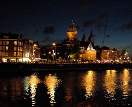 Amsterdam bei Nacht (© digitalice / pixelio.de)