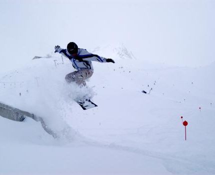 Snowboardfahren in den Bergen (© Paul Felgentreff / pixelio.de)