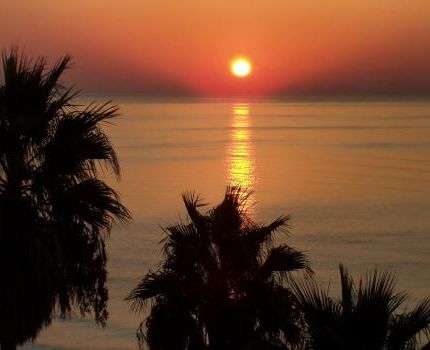 Sonnenaufgang an der Küste von Cala Millor (© Sven Richter / pixelio.de)