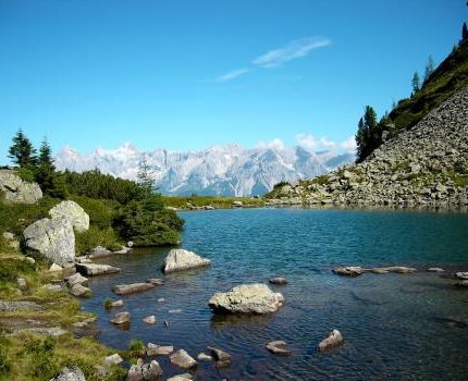 Blick über See auf die Alpen (© Karl-Heinz Liebisch / pixelio.de)