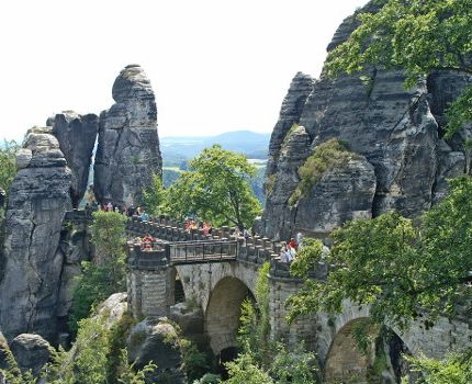 Basteibrücke im Elbsandsteingebirge (© Gerhard Helminger / pixelio.de)