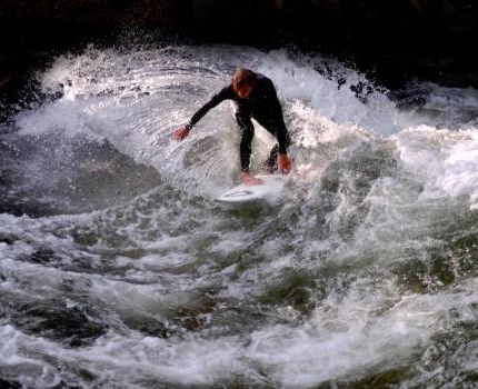 Surfen im Fluss (© terramara / pixelio.de)