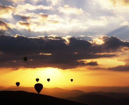 Heißluftballons in der Dämmerung (© Rainer Prautsch / pixelio.de)