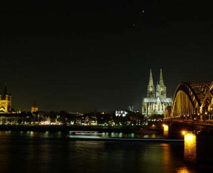 Köln bei Nacht (© Gerd Pfaff / pixelio.de)