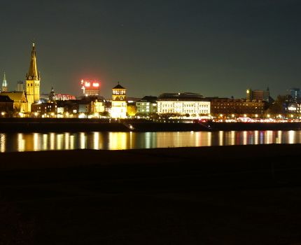 Düsseldorf bei Nacht (© Dirk Kriening / pixelio.de)
